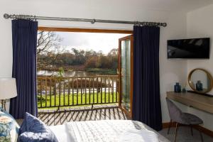 Ένα ή περισσότερα κρεβάτια σε δωμάτιο στο Serene Riverside: 6BR Luxury Retreat in Curdridge
