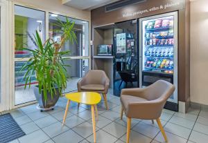 a waiting room at a fast food restaurant at B&B HOTEL Saint-Brieuc in Tregueux