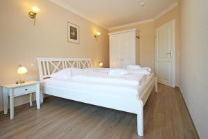 Postel nebo postele na pokoji v ubytování Urlaubstraeume-am-Meer-Wohnung-1-10-639