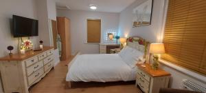 Postel nebo postele na pokoji v ubytování The Enigma - 2 Master bedrooms sleeps 6