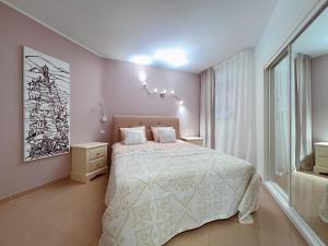 a bedroom with a bed and a large window at Ocean Breeze 1 Bedroom Apartment, Mirador Paraiso PP18 in Playa Paraiso