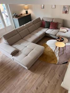salon z kanapą i stołem w obiekcie Appart'Alencon w mieście Alençon