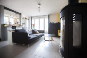 una sala de estar con un sofá y una mesa en Maison front de mer - plage du débarquement, en Bernières-sur-Mer