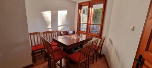 une salle à manger avec une table et des chaises et une fenêtre dans l'établissement BoroVille, à Raduil