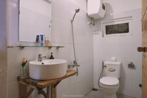 un baño con lavabo e inodoro en Áng Mây Trôi 1, en Khu Chi Lăng 57 fotos más