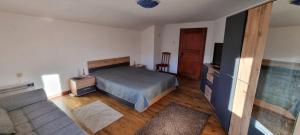 une chambre avec un lit et une télévision à écran plat dans l'établissement BoroVille, à Raduil