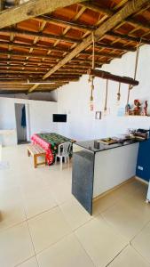 マラゴージにあるCasa São Bento, Maragogiのキッチン、ベッド1台が備わる客室です。