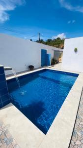 マラゴージにあるCasa São Bento, Maragogiのスイミングプール付きのヴィラ内のスイミングプール