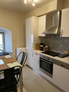 Kuchyň nebo kuchyňský kout v ubytování KLARA Living Apartment, old town house, SEA VIEW