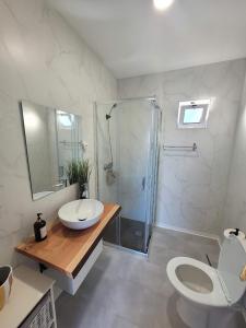 Phòng tắm tại Azores village apartments