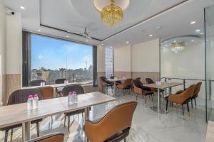 Hotel Sudarshan 레스토랑 또는 맛집