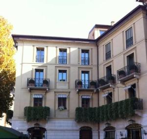 un gran edificio con ventanas y plantas. en Il Relais, en Verona