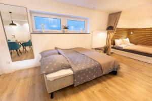 Un dormitorio con una cama, un espejo y una mesa. en City Nest Dortmund, en Dortmund