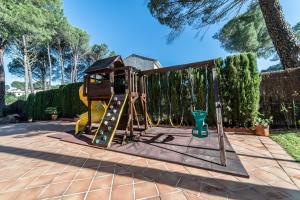 Ein Kinderspielbereich in der Unterkunft Casa el Rincón del Lago Alojamiento Rural