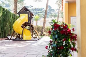 Ein Kinderspielbereich in der Unterkunft Casa el Rincón del Lago Alojamiento Rural