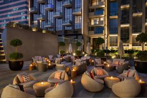un patio con divani e candele in un edificio di Atria Business Bay a Dubai