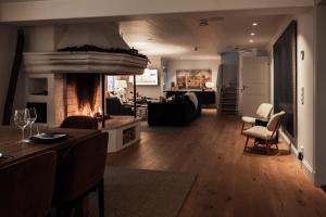 un salon avec une cheminée au milieu d'une pièce dans l'établissement Bergvillan Ski Lodge, à Åre