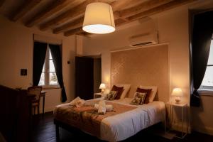 Saint-Saturnin-sur-LoireにあるDépendance Château de saint Saturnin sur Loireの部屋の中に大きなベッドがある寝室