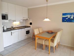 シリヒにあるWohnung 43のキッチンにテーブルと椅子がある