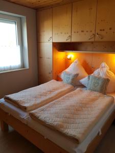 シリヒにあるWohnung 43の木製のヘッドボードが付いた大きなベッドのある寝室 +9枚の写真