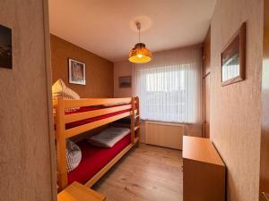 シリヒにあるWohnung 66の二段ベッドが2つと窓のある部屋