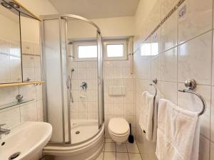 シリヒにあるWohnung 66のシャワー、トイレ、洗面台を備えたバスルーム +5枚の写真