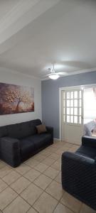 un salon avec deux canapés et une fenêtre dans l'établissement Apto em Torres próximo a praia, à Torres 8 autres photos