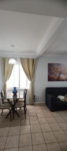 un salon avec une table et un canapé dans l'établissement Apto em Torres próximo a praia, à Torres