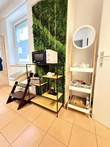 a room with a green wall and a television at Royal Apartment Vienna in Vienna