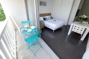 a room with a bed and a table and chairs at STUDIOS LE FOURNADET complexe thermal les Ecureuils in Dax