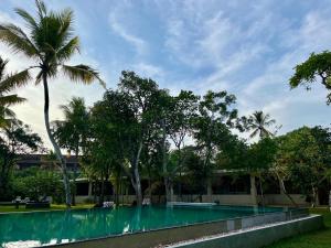 Bazén v ubytování Paradise Garden Beruwala nebo v jeho okolí