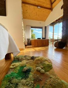 オウロ・プレットにあるSuíte Ad`vinhoの敷物のある部屋