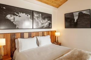 オウロ・プレットにあるSuíte Ad`vinhoのベッドルーム1室(壁に3枚の写真が飾られたベッド1台付)