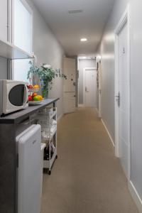 pasillo de una cocina con microondas y barra en 8Rooms Madrid, en Madrid