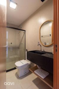 ein Badezimmer mit Waschbecken, Toilette und Spiegel in der Unterkunft Essence Beira Mar de Tatuamunha na Rota dos Milagres por Quarto à Vista in Tatuamunha