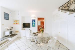 Μια τηλεόραση ή/και κέντρο ψυχαγωγίας στο Gardenia Mare Apartments