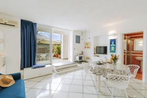 Χώρος καθιστικού στο Gardenia Mare Apartments