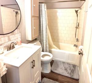 un bagno con un water, un lavandino e uno specchio di Coastal between Galveston Kemah a Texas City