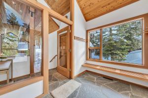 Pet-Friendly Home, Deck, 1 Mile to Alpine Meadows في Alpine Meadows: ممر منزلي به باب ونوافذ