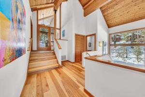 Pet-Friendly Home, Deck, 1 Mile to Alpine Meadows في Alpine Meadows: ممر به جدران بيضاء وسقوف خشبية