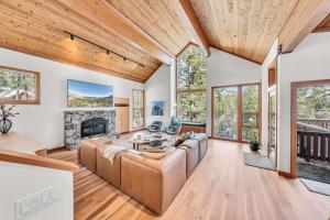 Pet-Friendly Home, Deck, 1 Mile to Alpine Meadows في Alpine Meadows: غرفة معيشة مع أريكة ومدفأة +31 صورة