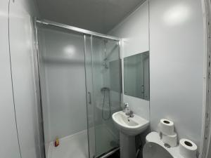 Un baño con ducha, inodoro y lavabo. en Best Apartments Mcr, en Mánchester
