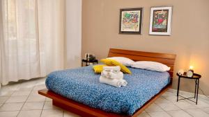 a bedroom with a bed with towels on it at CinqueTerre Casa Simón La Spezia in La Spezia