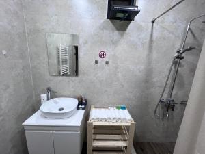 Ένα μπάνιο στο Regana Guest House Aghveran +11 φωτογραφίες