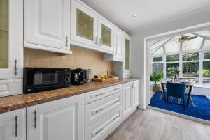 Kuchyň nebo kuchyňský kout v ubytování Luxury 3 Bed House, Sleeps 6, Near NEC - Airport, Parking, Contractors - Families Stay + 24 fotografií