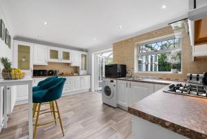 Kuchyň nebo kuchyňský kout v ubytování Luxury 3 Bed House, Sleeps 6, Near NEC - Airport, Parking, Contractors - Families Stay