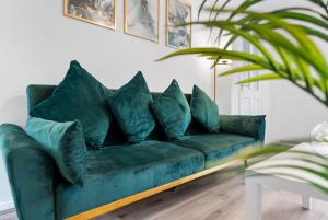 a green couch with pillows in a living room at Stylish 3 Bed House, Sleeps 6, Near NEC - Airport, Parking, Contractors - Families Stay in Sheldon +24 photos