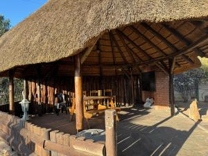 Capanna con tavolo e tetto di paglia di Ramblers Self Catering Accommodation a Windhoek