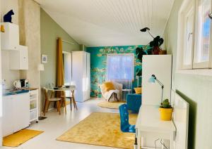Posezení v ubytování Tower Floor Studio Apartment Tornikorruse stuudiokorter