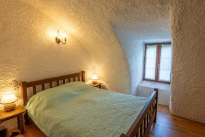 a bedroom with a bed and a window and two lamps at Gites de france 2 epis 5 personnes a mazel bouissy in Le Mazel-Bouissy